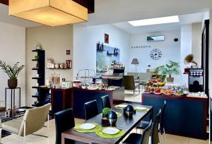 um restaurante com mesa e cadeiras e uma cozinha em B&B Casanova em Minervino di Lecce