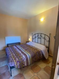 Casa del jabali - Tiny house في Tivissa: غرفة نوم بسرير في غرفة