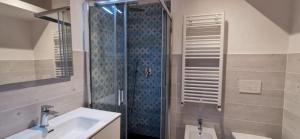 ein Bad mit einem Waschbecken und einer Dusche in der Unterkunft grande appartamento zona viale ceccarini con giardino in Riccione