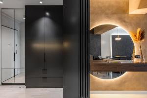 una cocina con una pared negra y dorada en Urbanstay Suites - Prime Location Designer Suite, en Bucarest