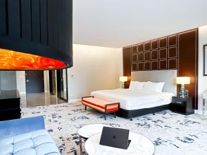 吉隆坡KL Tower KLCC Pavilion by Kimiro的一间酒店房间，里面有一张床和一张沙发 更多64张照片