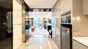 吉隆坡KL Tower KLCC Pavilion by Kimiro的厨房设有走廊,通往客厅