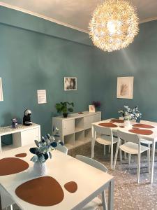 Habitación con mesas, sillas y lámpara de araña. en Interno1 Bari Policlinico, en Bari