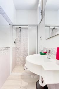 bagno bianco con lavandino e doccia di Hotel Costaverde a Cesenatico