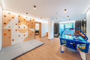 a room with a rock wall and a climbing gym at Das Lenz by Inncomer in Oberau