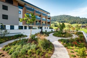 un edificio con un jardín delante de él en Das Lenz by Inncomer en Oberau