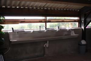 ein großes Waschbecken im Bad mit Fenster in der Unterkunft Boerenchalet Dirk, Minicamping de Grutte Earen in Burum