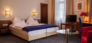 Postel nebo postele na pokoji v ubytování Stadthotel