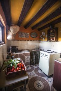 una cocina con una mesa con tomates. en Villa de Leyva da Cecy, en Villa de Leyva