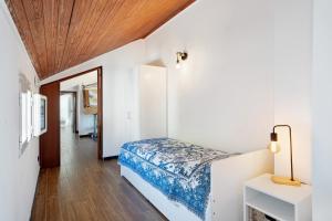 a bedroom with a bed and a wooden ceiling at Attico Con Vista in Moneglia +17 photos