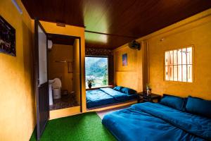1 Schlafzimmer mit 2 Betten und einem großen Fenster in der Unterkunft Đồng Văn Panorama Homestay in Dồng Văn