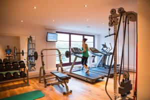 Posilňovňa alebo fitness centrum v ubytovaní ROBINSON ALPENROSE Zürs