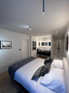 una camera con un grande letto di Charmant appartement au look design a Mons