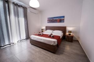 1 dormitorio con 1 cama grande con manta roja en Lovely apartment by the sea. MF1 en St. Paul's Bay
