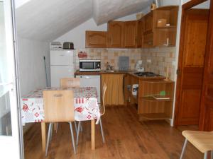a small kitchen with a table and chairs in it at location MIRANDE 2 chambres 4 couchages 9 quartier Pon in Laruns