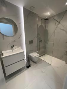 een badkamer met een toilet, een wastafel en een douche bij Spacious 2bdr apartment @ Pagrati in Athene