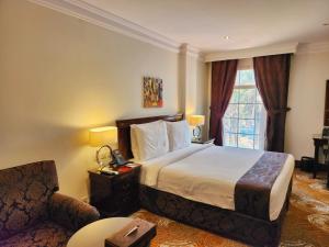 Mövenpick Hotel Kuwait tesisinde bir odada yatak veya yataklar