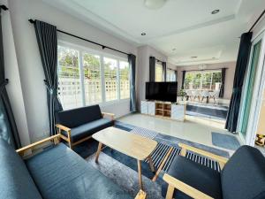 un soggiorno con divano e tavolo di AABAN House 03 a Hat Yai