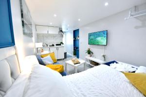 um quarto com uma cama e uma sala de estar em Cozy Studio retreat in Vibrant Crystal Palace, em Upper Norwood