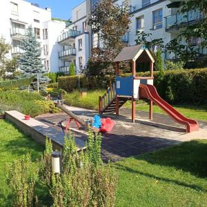 un parque infantil con tobogán en Apartment Wilanow Branickiego, en Varsovia