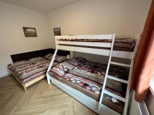 Postel nebo postele na pokoji v ubytování Černý Důl 292