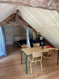 MeisenthalにあるMon refuge en Vasgovieの屋根裏のダイニングルーム(テーブル、椅子付) +13枚の写真