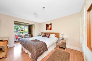 sypialnia z łóżkiem, biurkiem i oknem w obiekcie Finest Retreats - Loxley House w mieście Hawes