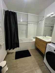 La salle de bains est pourvue d'une baignoire et d'un lavabo. dans l'établissement T3 -4 km Aéroport Orly-proche T7, à Rungis