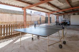 - une table de ping-pong à l'intérieur d'un bâtiment dans l'établissement La Garrofera, à Aldover