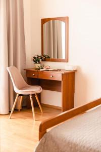 een slaapkamer met een bureau met een spiegel en een stoel bij Holiday apartment in Seget Vranjica with sea view, terrace, WiFi, washing machine 5181-2 in Seget Vranjica