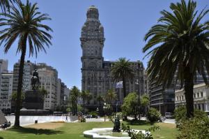 モンテビデオにあるHotel Hispanoの市時計塔のある高層ビル