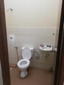 uma casa de banho com um WC e um lavatório em Ajila Inn em Sepang