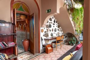 une chambre avec une table et une chaise dans un bâtiment dans l'établissement Casa emblemática Buenavista del Norte, à Buenavista del Norte