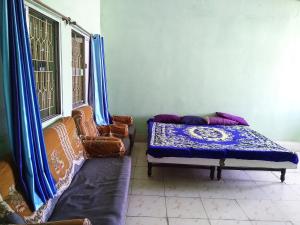 Hotel HillView, Junagadh的休息区