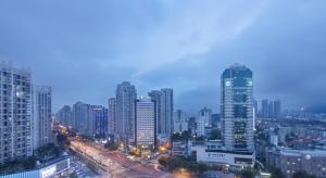 eine Skyline der Stadt nachts mit viel Verkehr in der Unterkunft Holiday Inn Express Xiamen Lushan -Shopping Center, an IHG Hotel in Xiamen