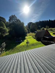 Jindřichov的住宿－Chalupa v Oblacích，站在房子屋顶上的人