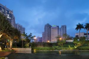 un profilo della città di notte con edifici alti di Holiday Inn Express Xiamen Lushan -Shopping Center, an IHG Hotel a Xiamen