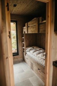 a bedroom with a bunk bed in a log cabin at Nydelig moderne hytte på Geilo Kikut med høy standard - 4 senger 6 gjester in Geilo