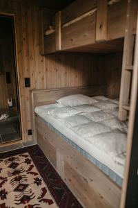 a bedroom with two bunk beds in a cabin at Nydelig moderne hytte på Geilo Kikut med høy standard - 4 senger 6 gjester in Geilo