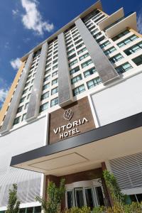 Vitória Hotel Convention Paulínia في باوليستا: مبنى مكتوب عليه فندق بتول