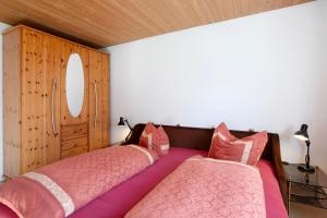 two beds sitting next to each other in a bedroom at Schwarzwaldperle in Todtmoos