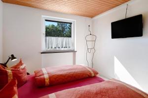sypialnia z łóżkiem i telewizorem na ścianie w obiekcie Schwarzwaldperle w mieście Todtmoos