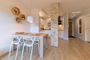 eine Küche und ein Esszimmer mit einem Tisch und Stühlen in der Unterkunft RentPlanet - Apartament Bawaria in Szklarska Poręba