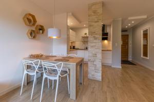 eine Küche und ein Esszimmer mit einem Tisch und Stühlen in der Unterkunft RentPlanet - Apartament Bawaria in Szklarska Poręba