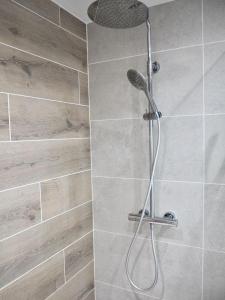 una doccia con soffione in un bagno di Appart T3 + parking 5 min de la plage a Le Touquet-Paris-Plage