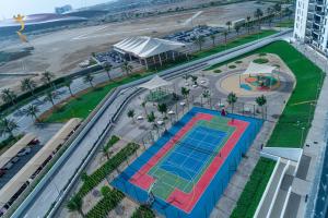 eine Aussicht auf einen Tennisplatz in einer Stadt in der Unterkunft Rodeo Retreat - Chic 1BR Apartment on Yas Island, Near Yas Mall in Abu Dhabi
