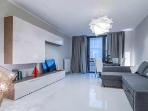 un soggiorno con divano e TV di Appartamento Diamante a Gorizia