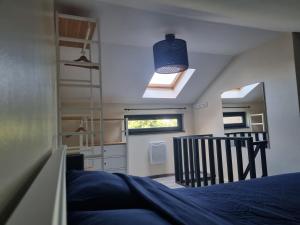 een slaapkamer met een bed, een raam en een spiegel bij Studio Lillois in Bois le Duc