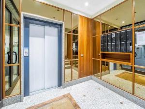 una porta aperta in un edificio di vetro di Appartamento Diamante a Gorizia