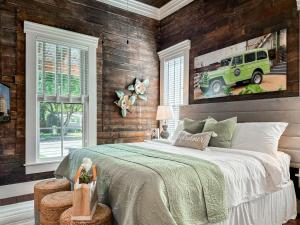 Postel nebo postele na pokoji v ubytování 295 Steps To Silos Pool Heated 3 Min Baylor + 41 fotografií